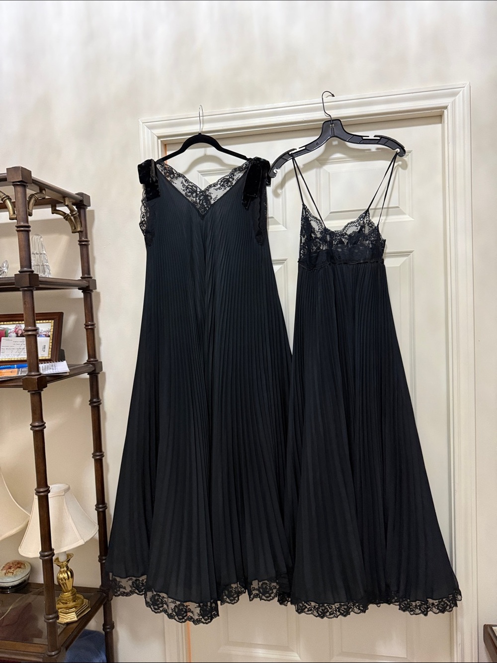 Lucie Ann Black Lace-Trim Pleated Robe and gown Set size P - Picture 8 of 8
